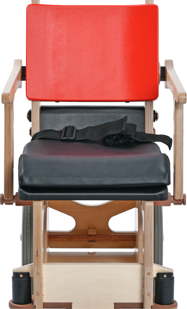 デザイン性と機能性を両立した木製の車椅子